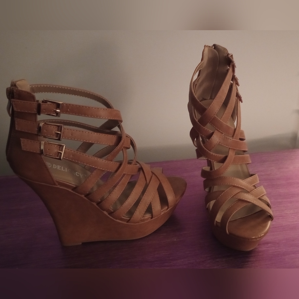 Delicacy strappy wedge sandals